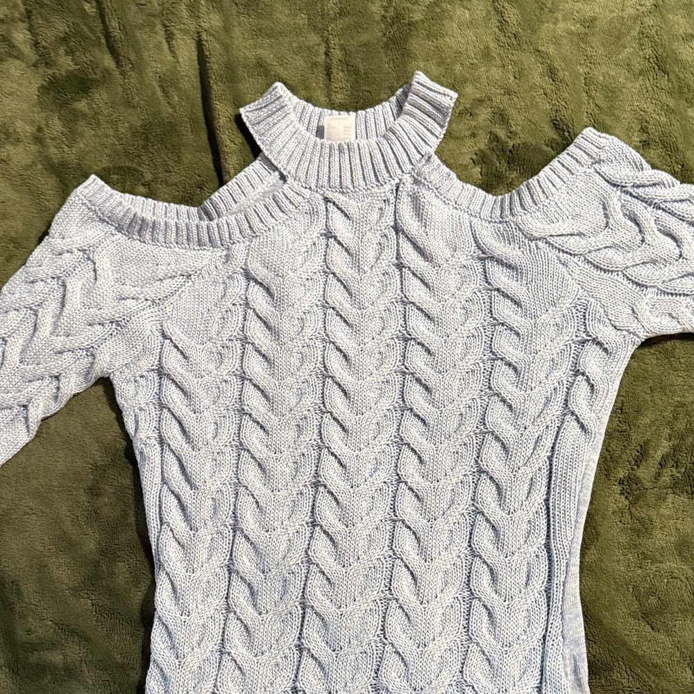 Women's Cable Knit Cold Shoulder Sweater - Light Gray
